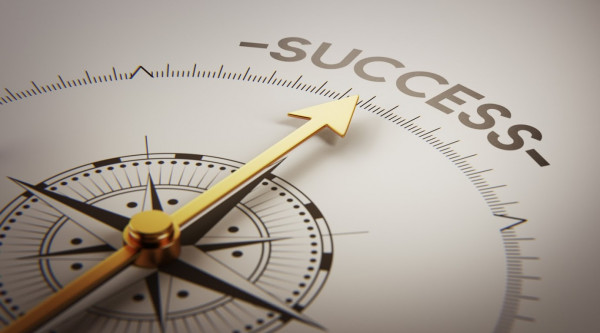 Ein Kompass zeigt auf den Begriff Erfolg