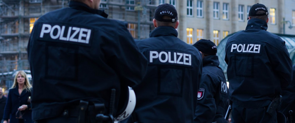 Polizei Einsatz Uniform Hamburg Germany Police patrolling in Rathausmarkt