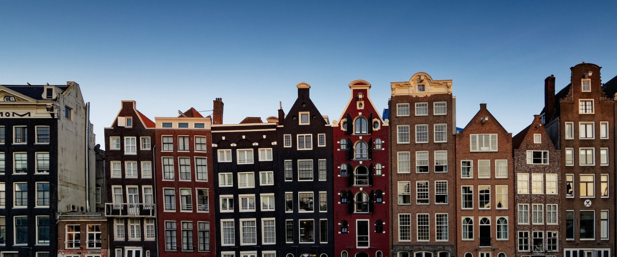 Ansicht Häuserreihe an einer Gracht in Amsterdam
