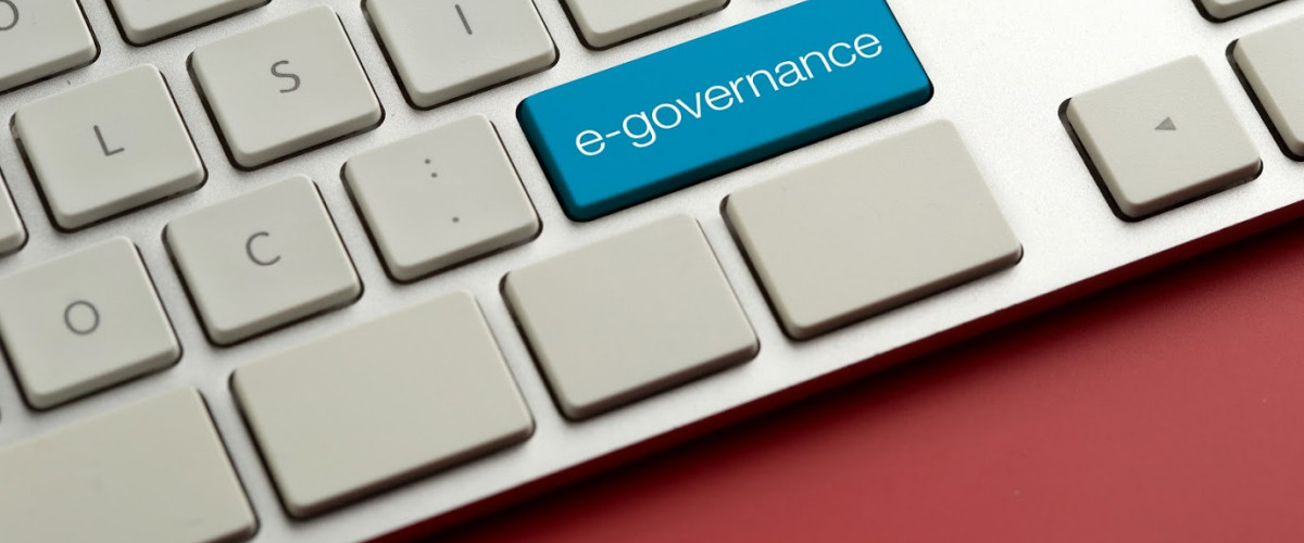 Tastatur, auf einer Taste steht E-Governance